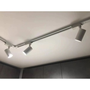 spoturi LED albe Techstar Tracklights tip L 30W montate pe tavan intr-un showroom