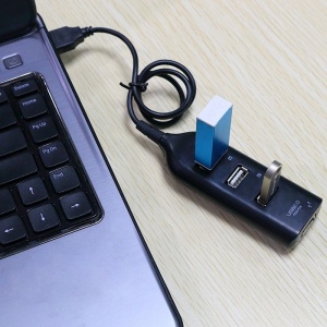 Hub USB Techstar negru conectat la laptop cu porturi USB active