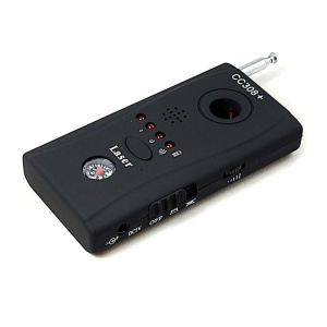 Detector aparate spionaj Techstar CC308 vedere inclinata pe fundal alb
