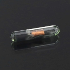 Cip transponder auto aftermarket blank ID48 CAN tip sticla A2 TP25 compatibil Audi criptat vedere pe fundal negru