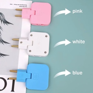 Adaptor triplu rotativ roz cu 2 prize si 2 porturi USB alaturi de varianta albastra