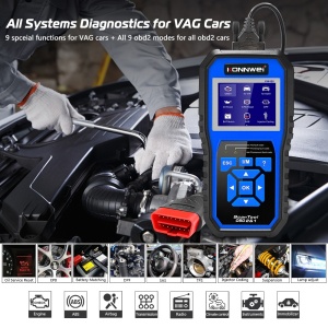 tester Konnwei KW450 conectat la mufa OBD2 in compartiment motor