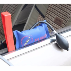 Utilizare perna pneumatica pentru deschiderea usii masinii