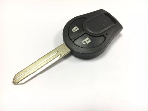 Cheie auto Nissan pe fundal alb vedere inclinata