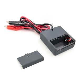 Tester digital compact cu afisaj LED pentru acumulator auto, pe fundal deschis