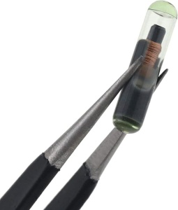 Cip transponder auto aftermarket blank ID48 CAN tip sticla A2 TP25 compatibil Audi criptat vedere apropiata cu penseta