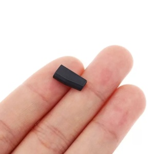 Cip transponder auto aftermarket blank ID68 4D68 80bit tip carbon compatibil Toyota Auris Avensis Corolla RAV4 Hilux Yaris Lexus IS GS RX prezentare in mana