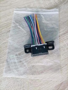 Fotografie reala conector OBD2 femela cu fire, pigtail 10 cm, pe fundal textil