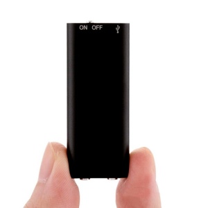 MP3 player spion Techstar Mini8 tinut intre degete vedere frontala