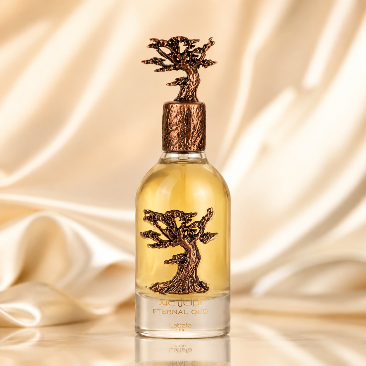 Flacon Lattafa Eternal Oud 100 ml cu lichid auriu capac decorativ &icirc;n formă de copac și design oriental premium