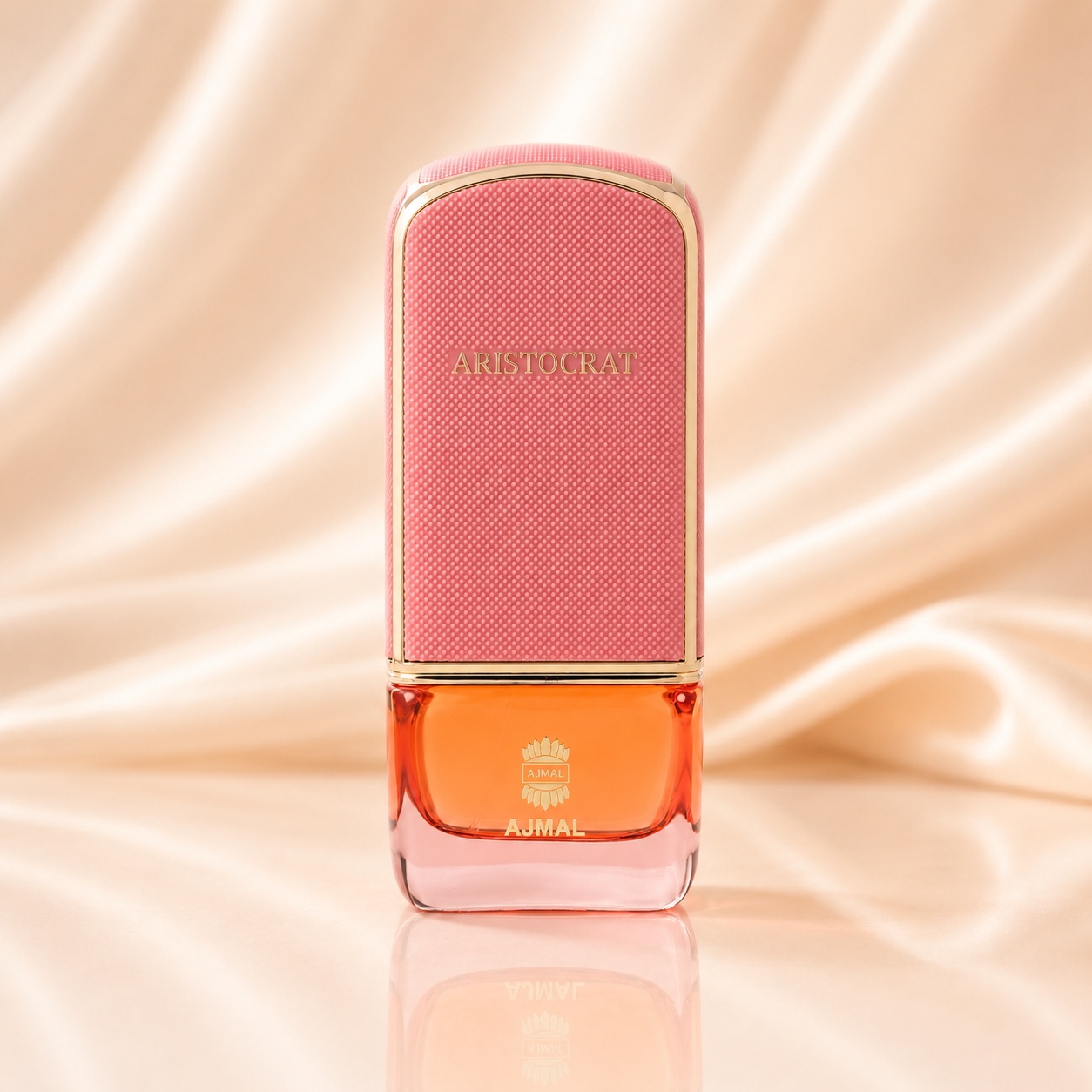 Flacon Lattafa Aristocrat Rose 75 ml parfum cu design roz coral, lichid ambrat și accente aurii