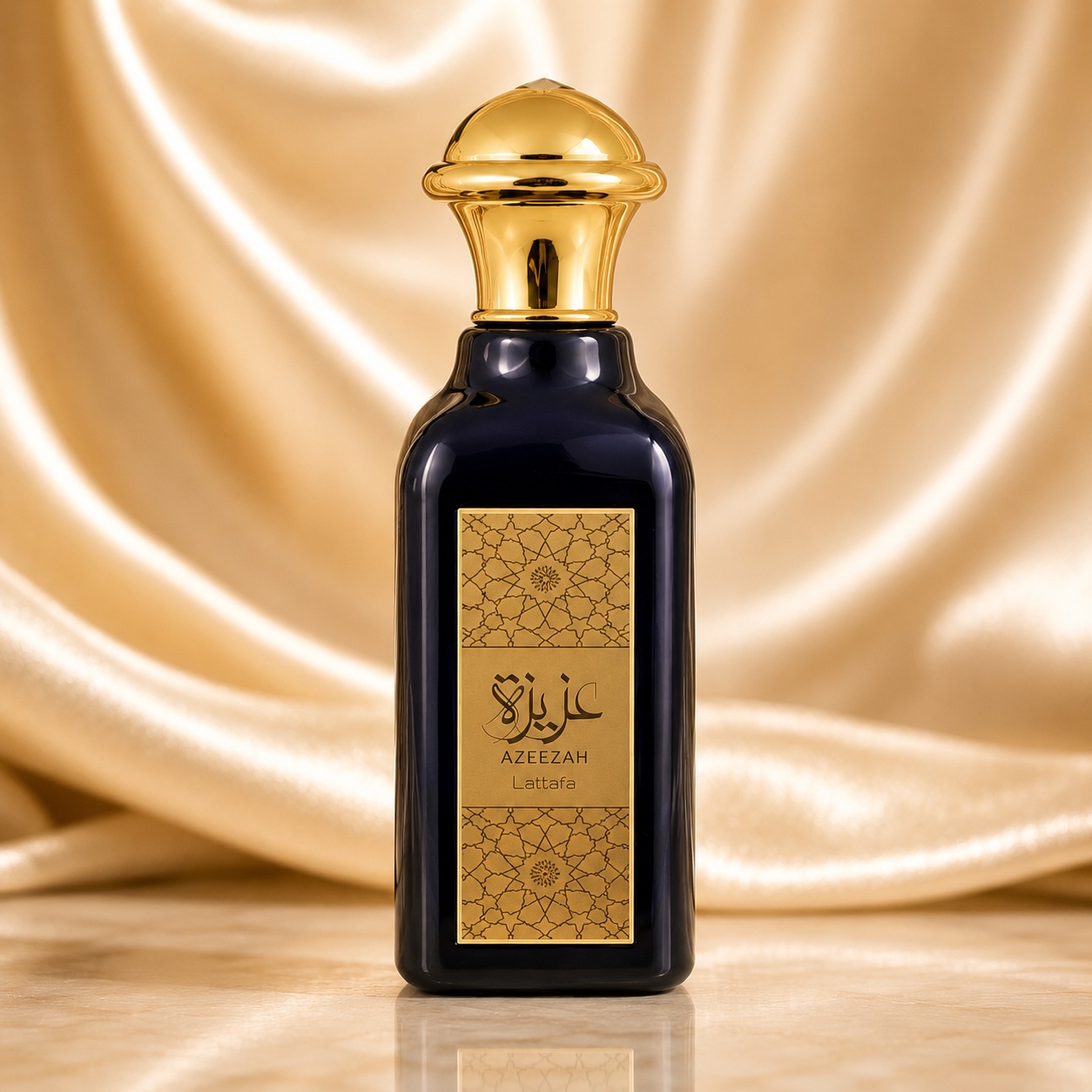 Sticlă parfum Azeezah Lattafa 100 ml pe fundal satinat crem premium