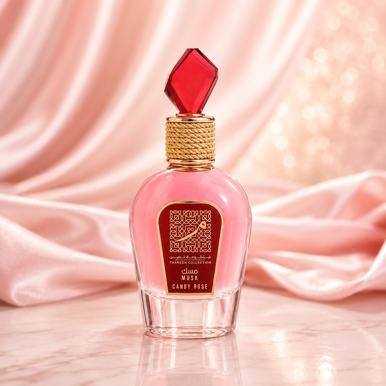 Flacon Lattafa Candy Rose 100 ml parfum de damă roz cu capac roșu și detalii aurii elegante