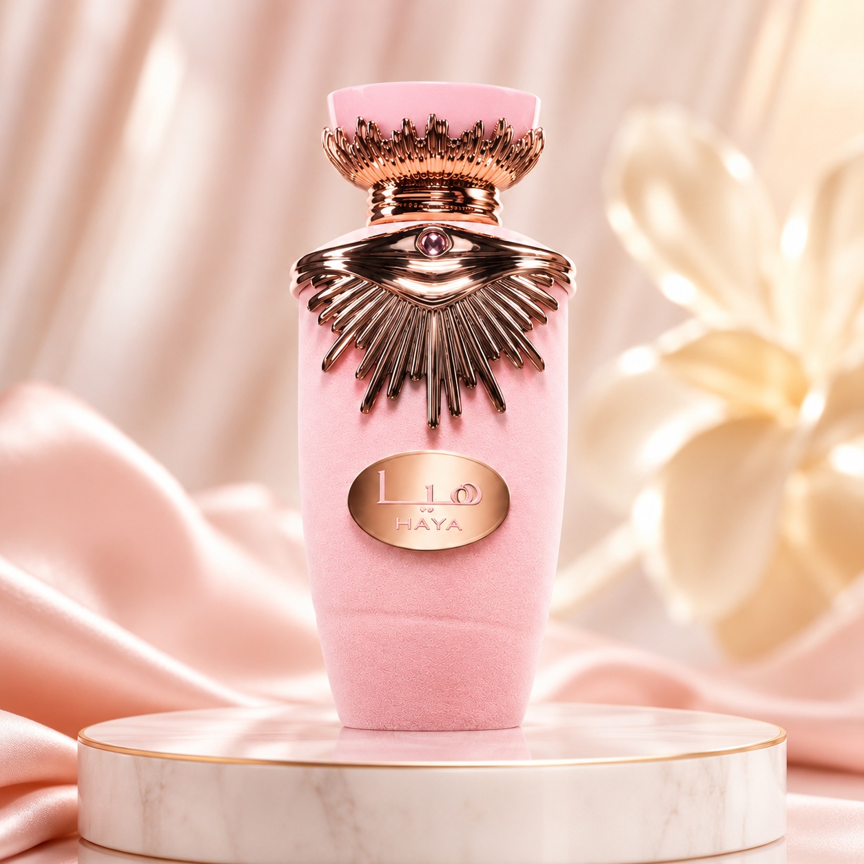 Flacon Lattafa Haya 100 ml parfum de damă roz cu detalii rose gold și capac sculptural elegant