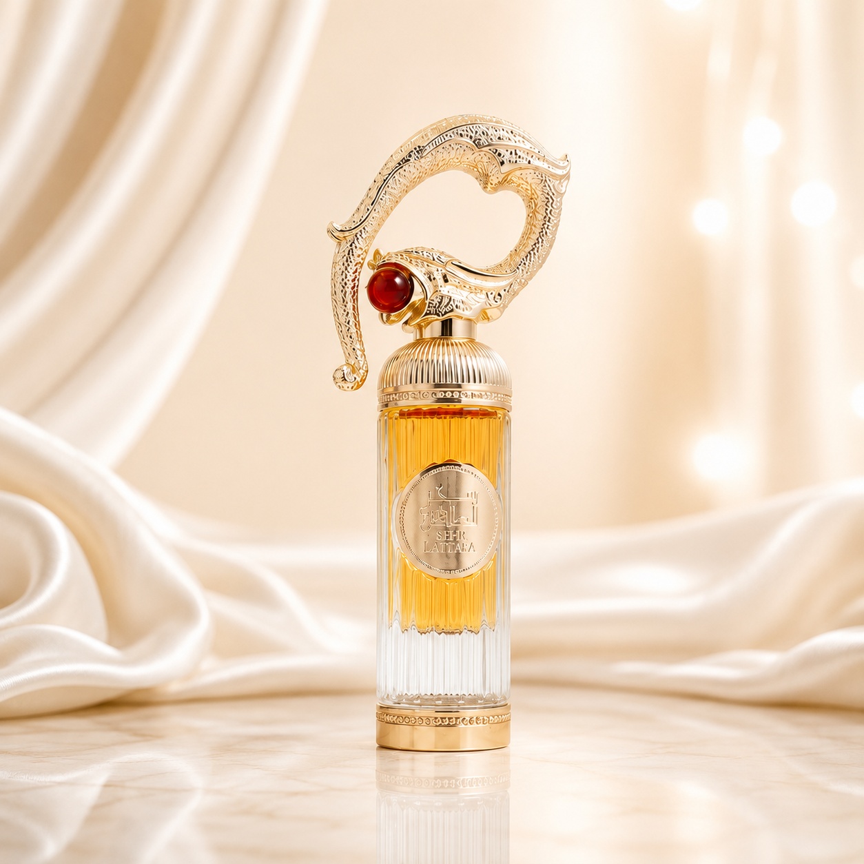 Flacon Lattafa Sehr 100 ml parfum unisex cu lichid auriu, capac sculptural auriu și piatră roșie decorativă
