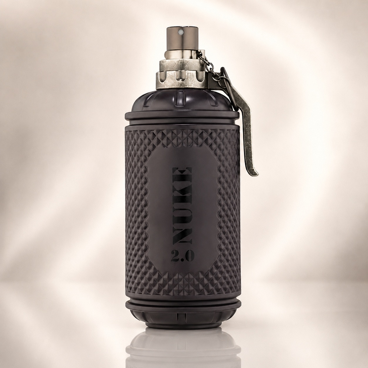 Flacon Nuke 2.0 Fragrance World 100 ml Apă de Parfum pentru bărbați cu design gri fumuriu și pulverizator metalic