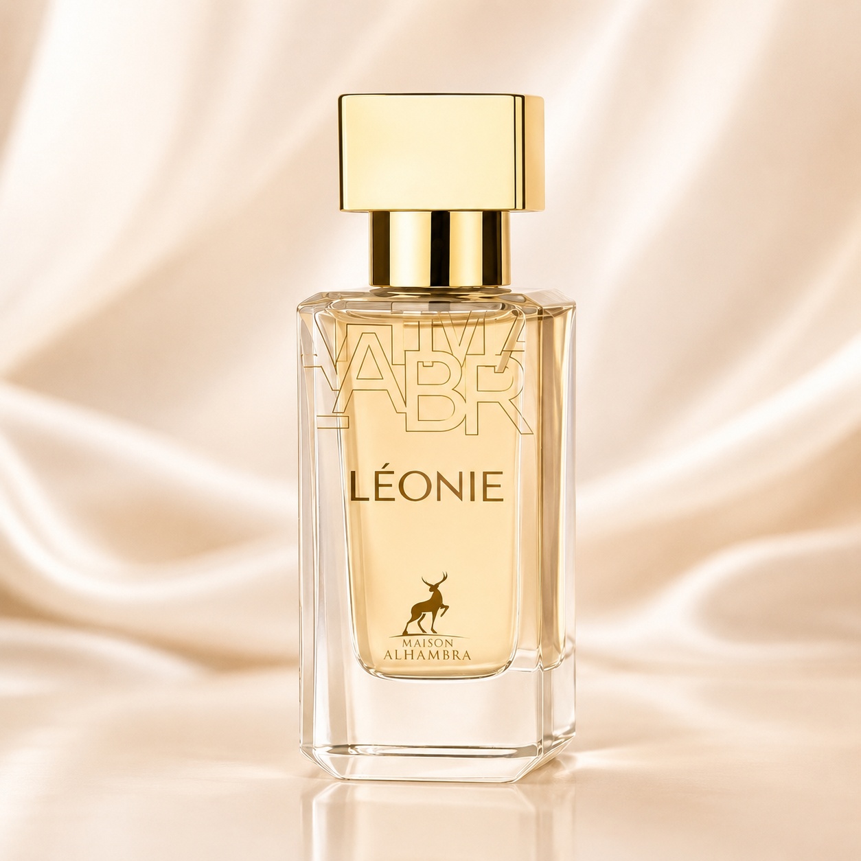 Sticlă parfum Alhambra Leonie 30 ml pe fundal satinat crem auriu premium