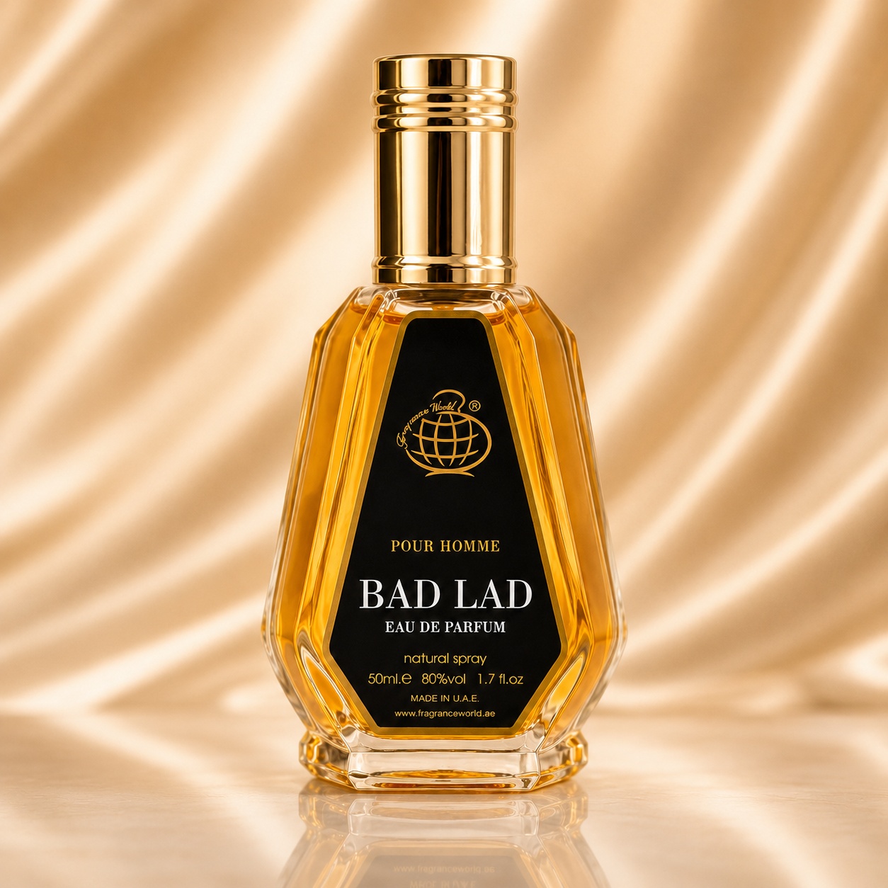 Flacon Bad Lad Eau de Parfum 50 ml pentru bărbat cu lichid amber, etichetă neagră și capac auriu
