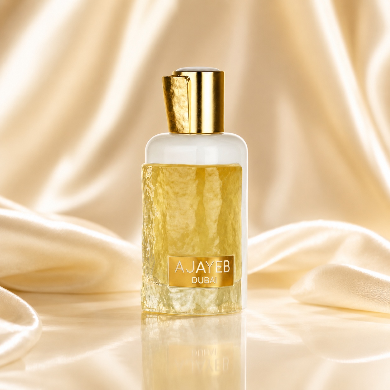 Flacon Lattafa Ajayeb Dubai Portrait 100 ml parfum unisex cu design auriu elegant