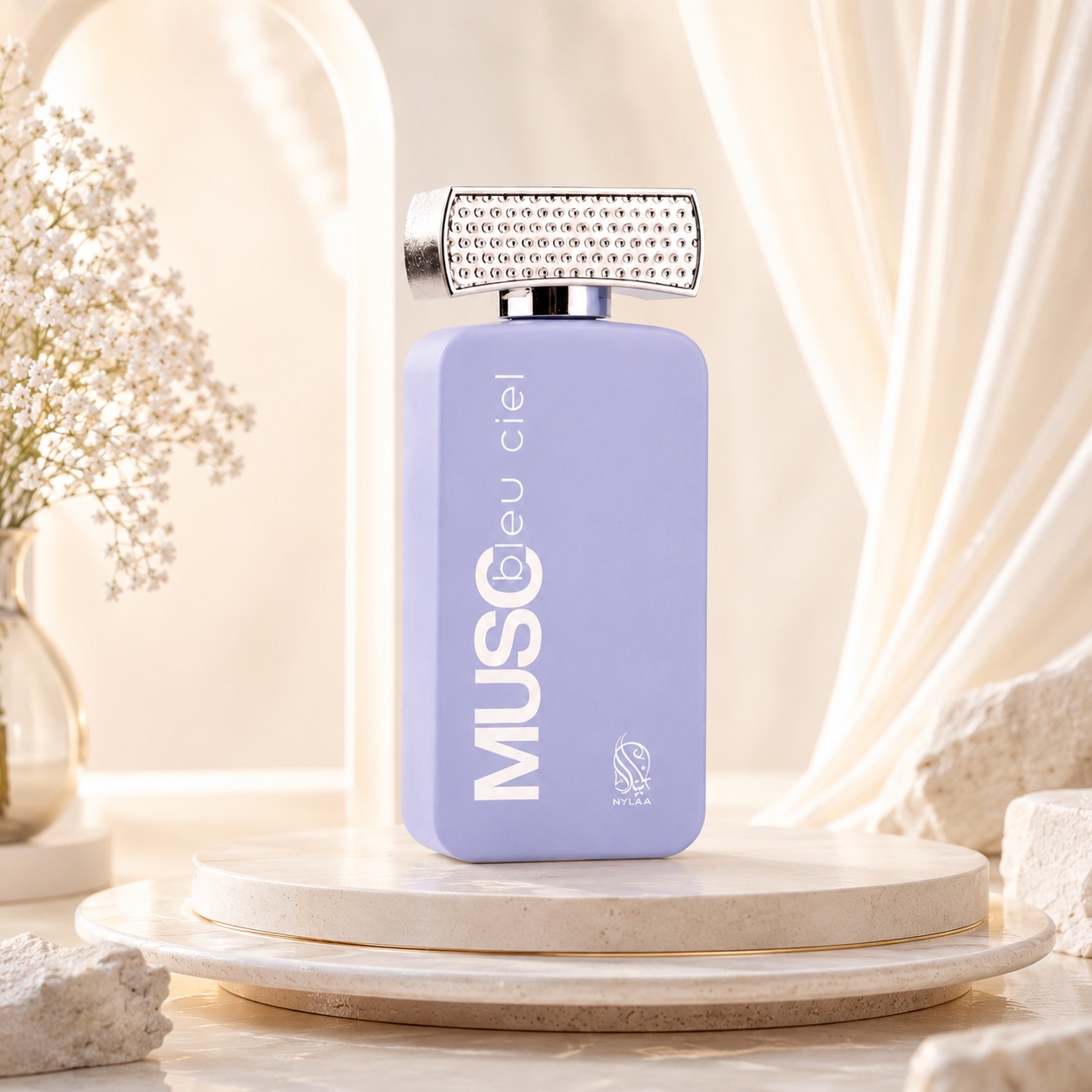 Flacon Nylaa Musc Bleu Ciel 100 ml bleu mat cu capac metalic texturat și design premium