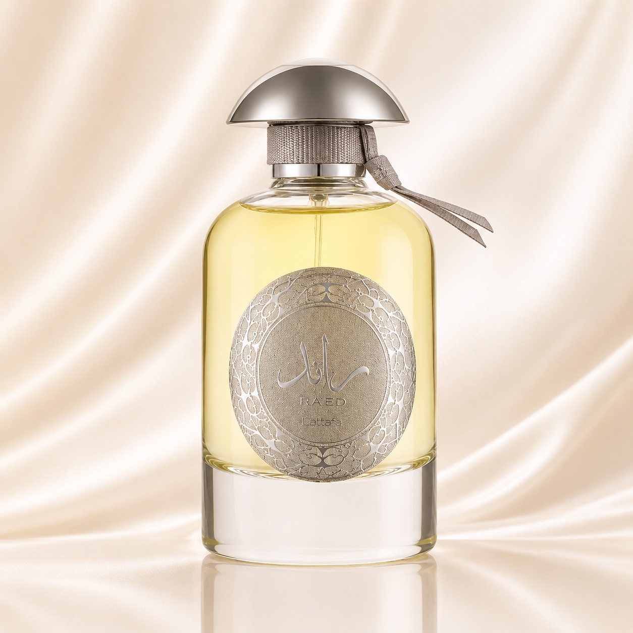 Sticlă parfum Ra'Ed Lattafa 100 ml cu lichid auriu pal, medalion argintiu și capac metalic elegant