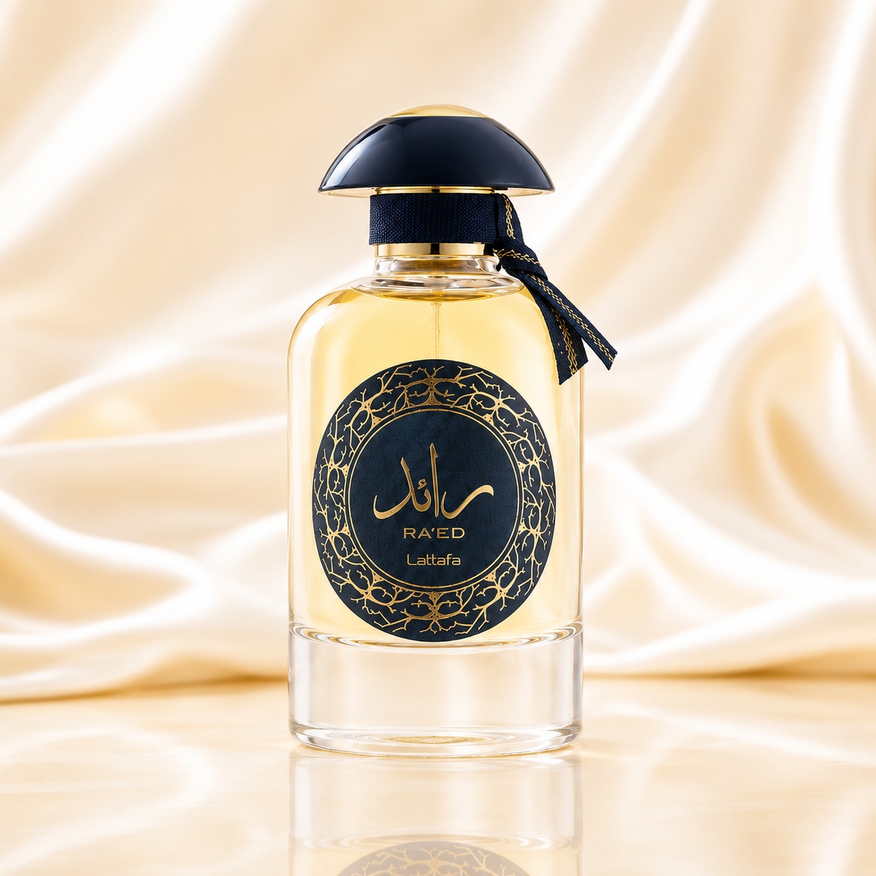 Sticlă parfum Ra’Ed Luxe Gold Lattafa 100 ml cu lichid auriu, etichetă bleumarin și capac elegant