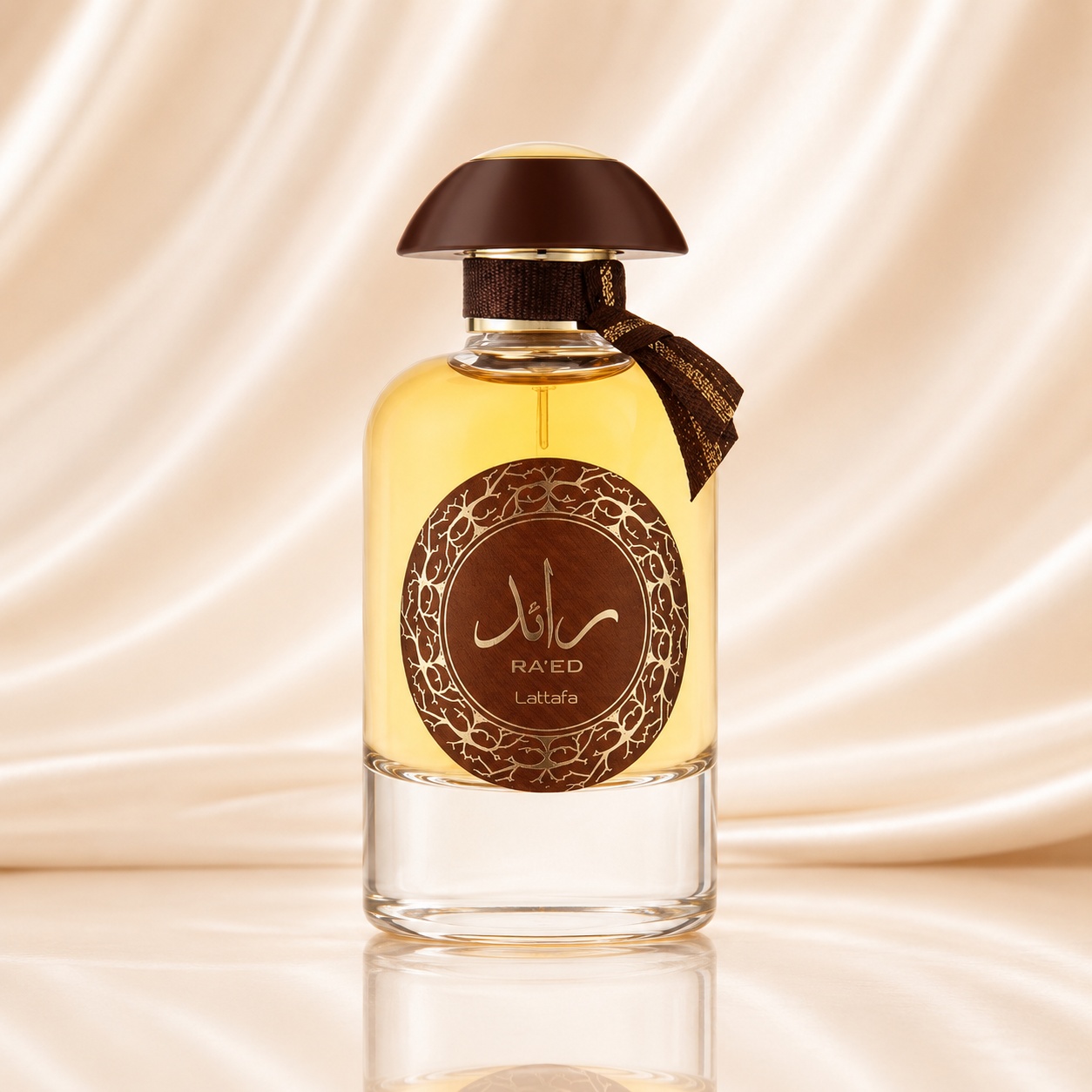 Sticlă parfum Ra'Ed Oud Lattafa 100 ml cu lichid auriu ambrat, capac brun și panglică decorativă maro