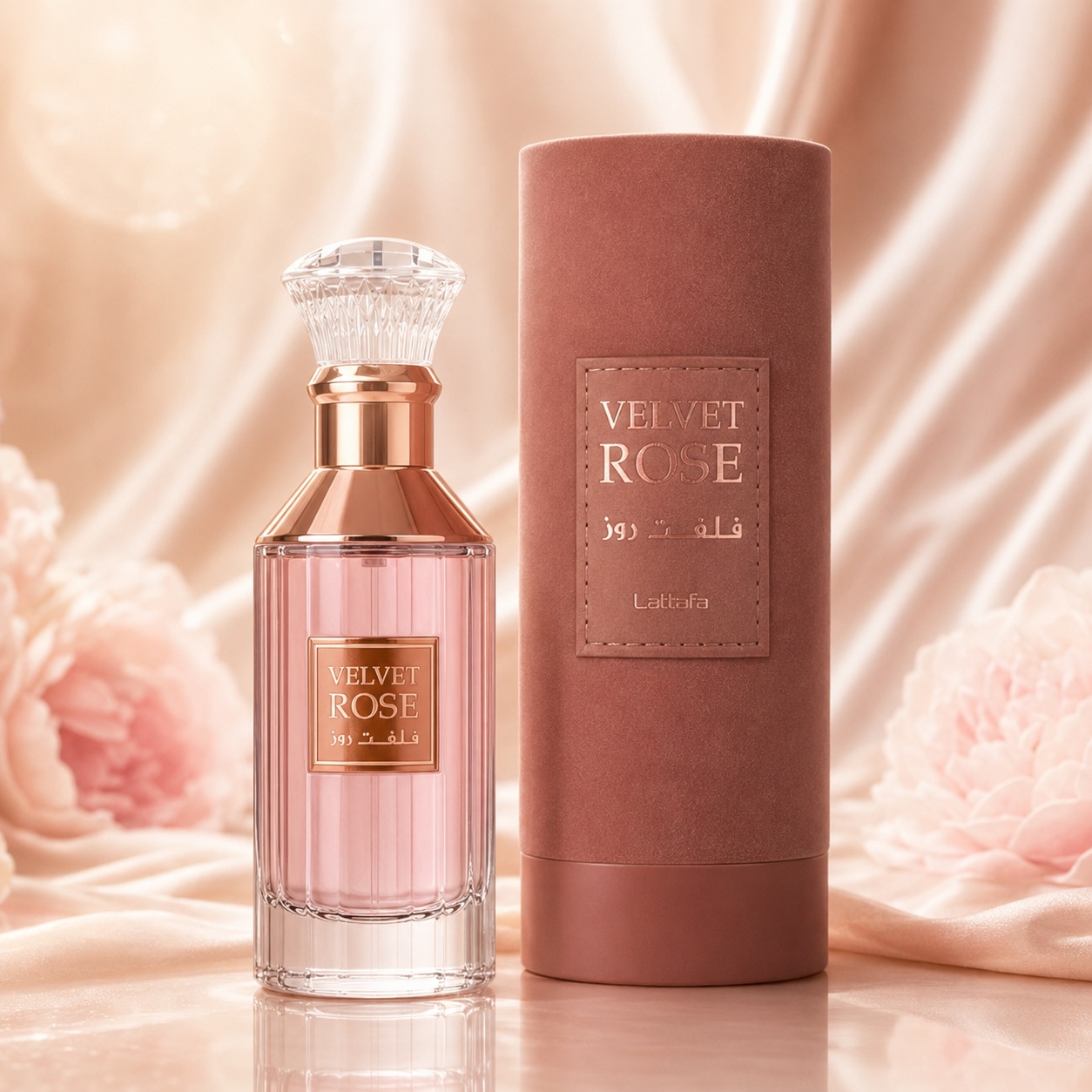 Parfum Arăbesc Velvet Rose Lattafa EDP 100 ml Damă cu flacon roz, capac cristalin, detalii rose gold și cutie cilindrică premium
