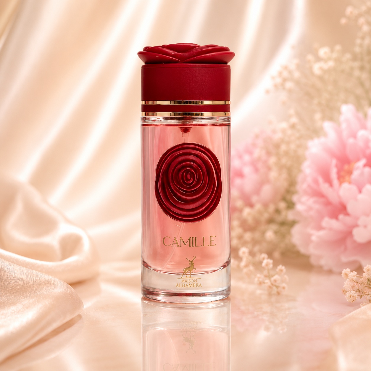 Sticlă parfum Alhambra Camille 100 ml pe fundal satinat premium cu flori roz