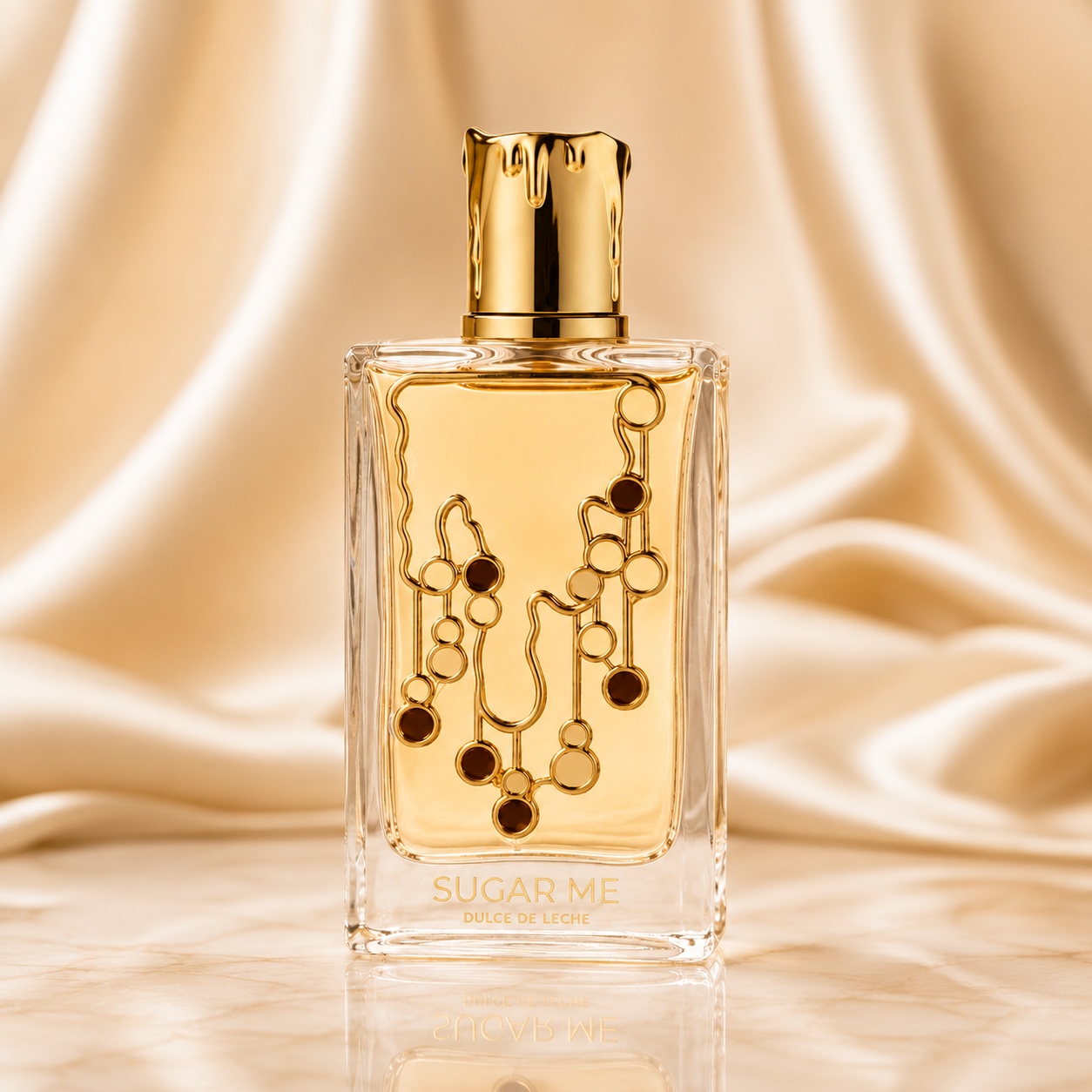 Sticlă parfum Alhambra Sugar Me Dulce de Leche Maison Alhambra 100 ml pe fundal satinat auriu