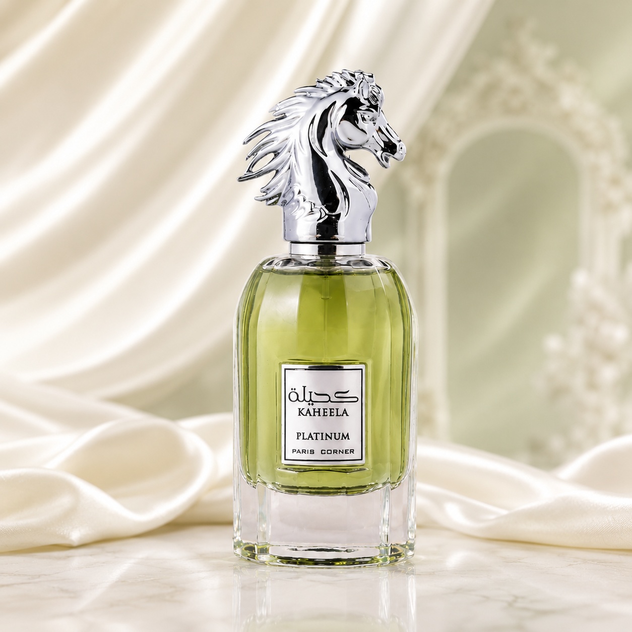 Flacon Kaheela Platinum Paris Corner 85 ml cu lichid verde, etichetă albă și capac argintiu sculptural cap de cal