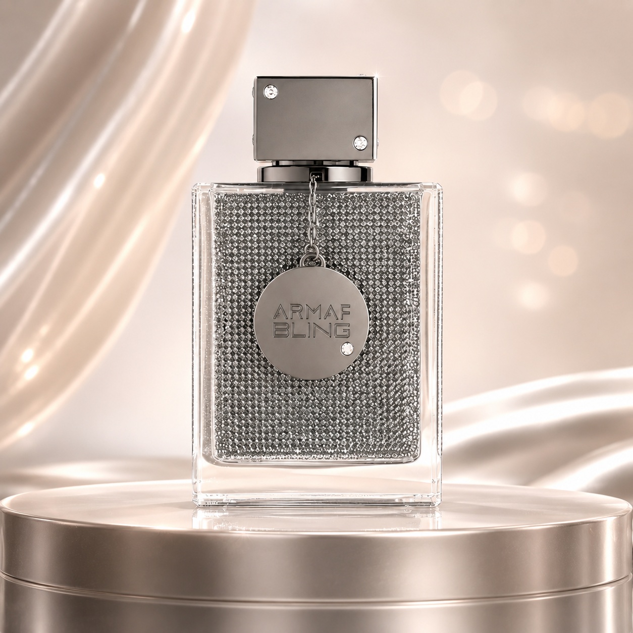 Flacon Armaf Club De Nuit Bling 75 ml parfum unisex cu textură strălucitoare și medalion metalic