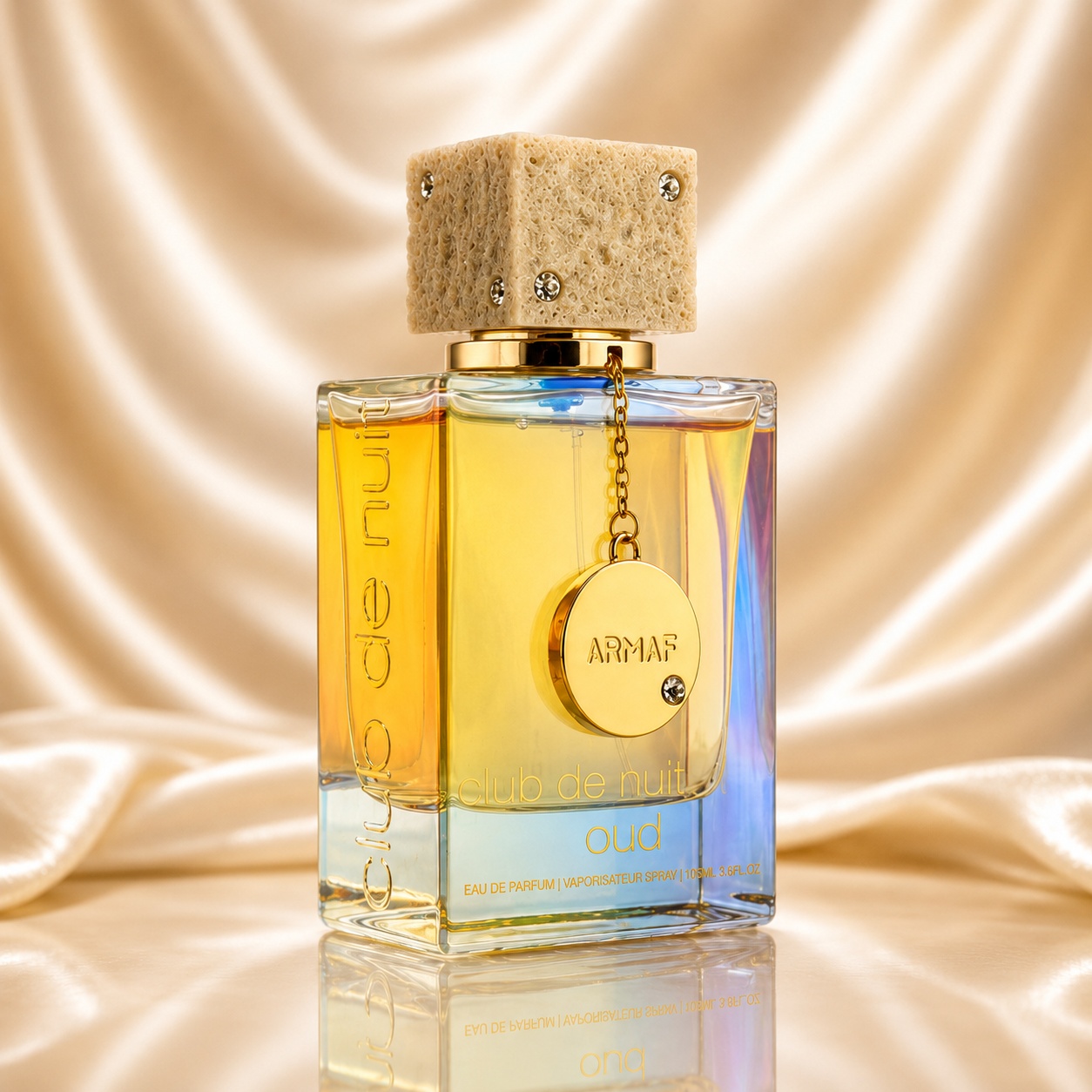 Flacon Armaf Club De Nuit Oud 105 ml parfum unisex cu lichid auriu, capac texturat și medalion Armaf
