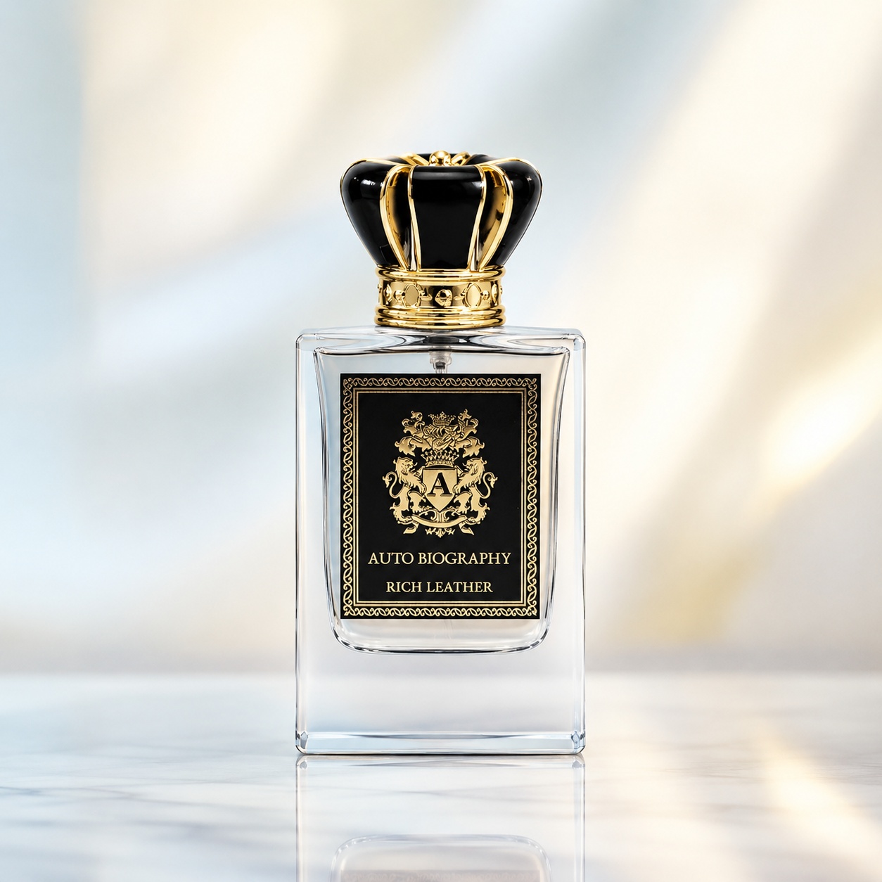 Flacon Autobiography Rich Leather 50 ml transparent cu etichetă neagră, detalii aurii și capac regal negru auriu