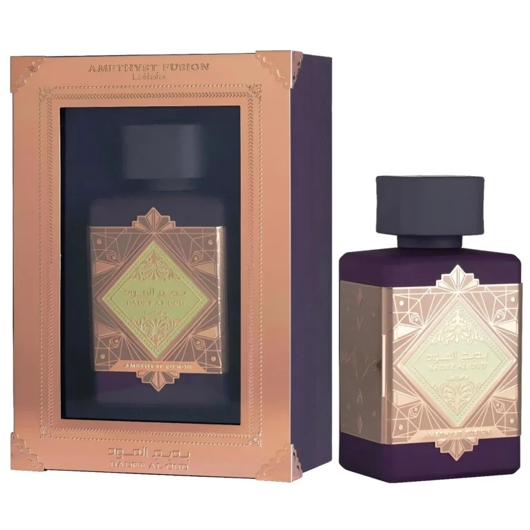 Imagine produs Lattafa Badee Al Oud Amethyst Fusion 100 ml pe fundal alb, flacon mov și cutie Eau de Parfum
