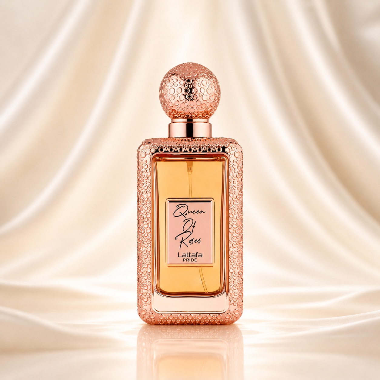 Flacon Lattafa Queen Of Roses 100 ml parfum de damă rose gold cu lichid ambrat și capac sferic texturat