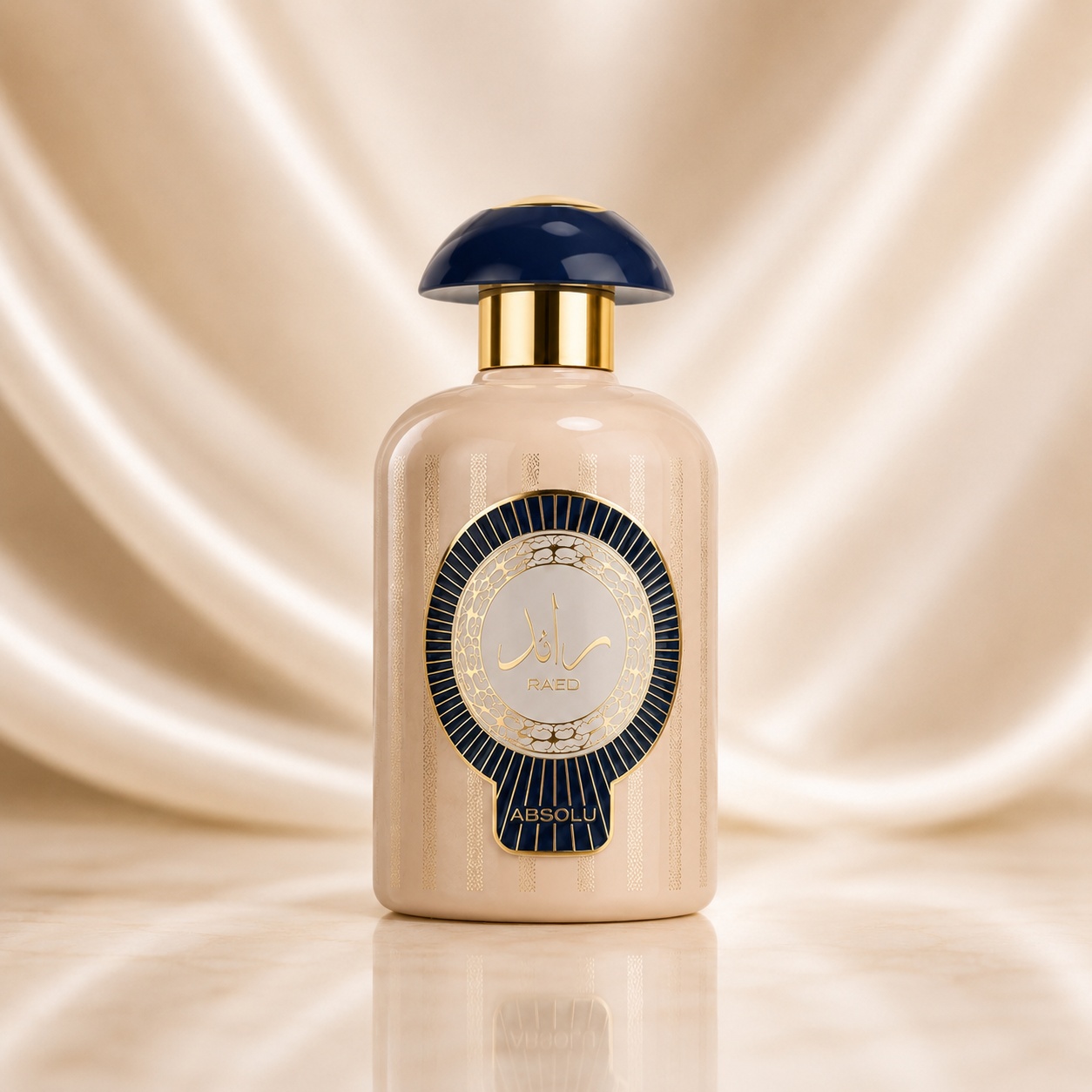 Flacon Lattafa Raed Absolu 100 ml parfum bărbătesc crem cu capac bleumarin, medalion auriu și design rafinat