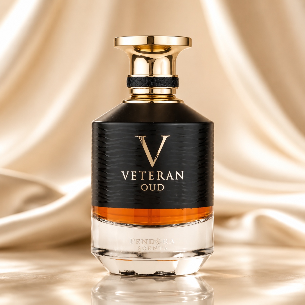 Flacon Pendora Scents Veteran Oud 100 ml negru mat cu detalii aurii și lichid ambrat intens