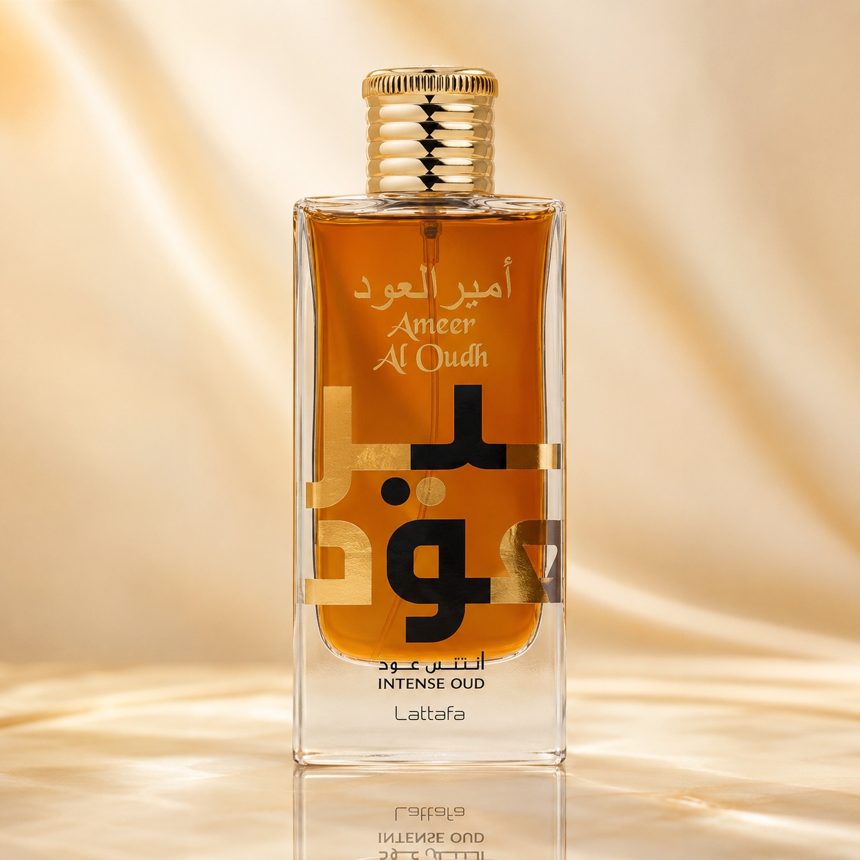 Sticlă parfum Ameer Al Oudh Intense Lattafa 100 ml pe fundal satinat auriu premium