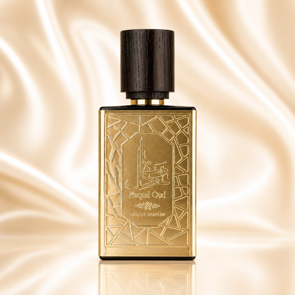Flacon Maqaal Oud Ard Al Zaafaran 50 ml parfum arăbesc unisex auriu cu motive geometrice și capac negru din lemn