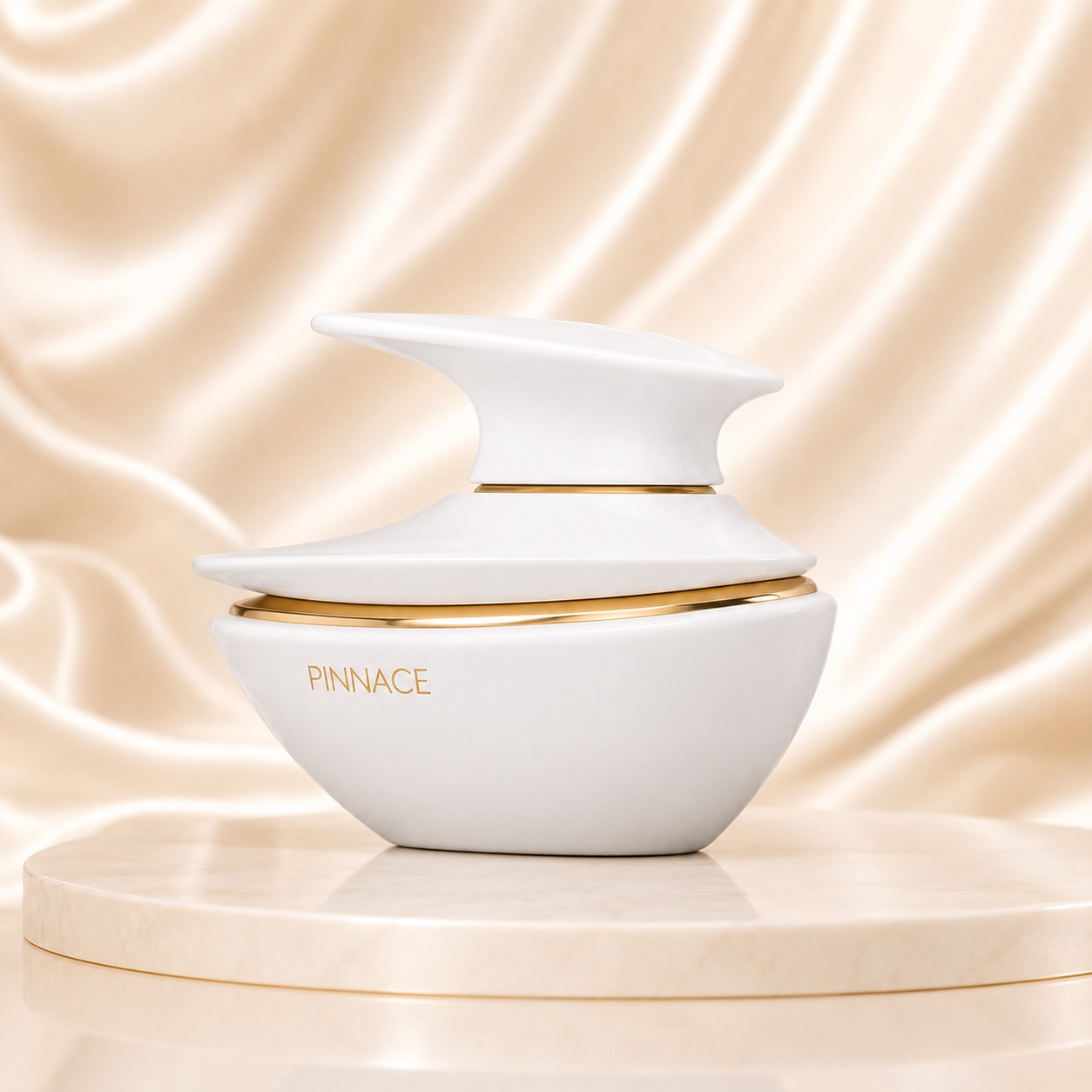 Sticlă parfum Pinnace French Avenue 100 ml pe fundal satinat luminos premium
