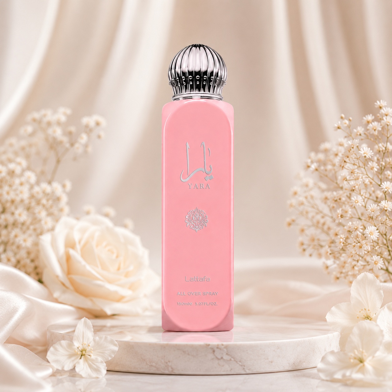 Flacon Lattafa Yara All Over Spray 150 ml roz delicat cu capac argintiu, decor floral și prezentare feminină elegantă
