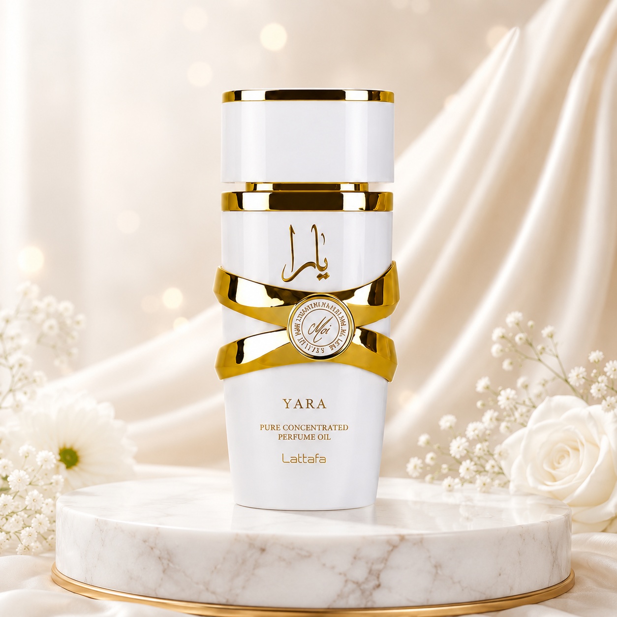 Flacon Lattafa Yara Moi Concentrated Oil 20 ml parfum unisex alb cu accente aurii, capac elegant și medalion decorativ