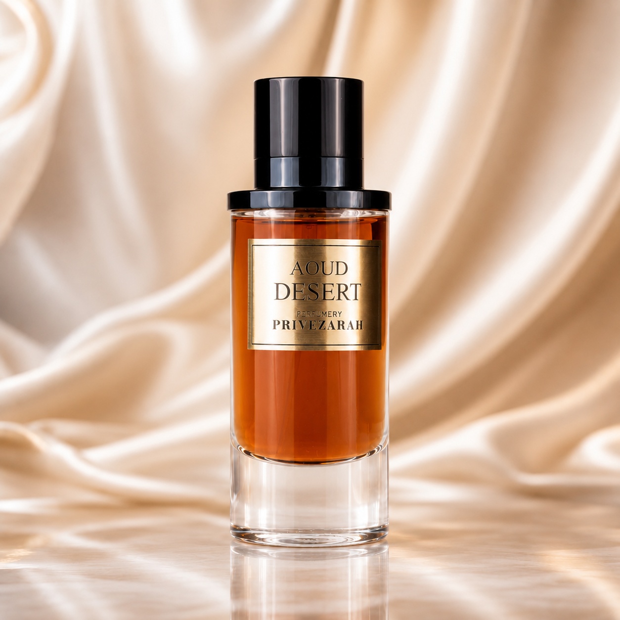 Sticlă parfum Aoud Desert Privezarah 80 ml cu lichid ambrat etichetă aurie și capac negru lucios