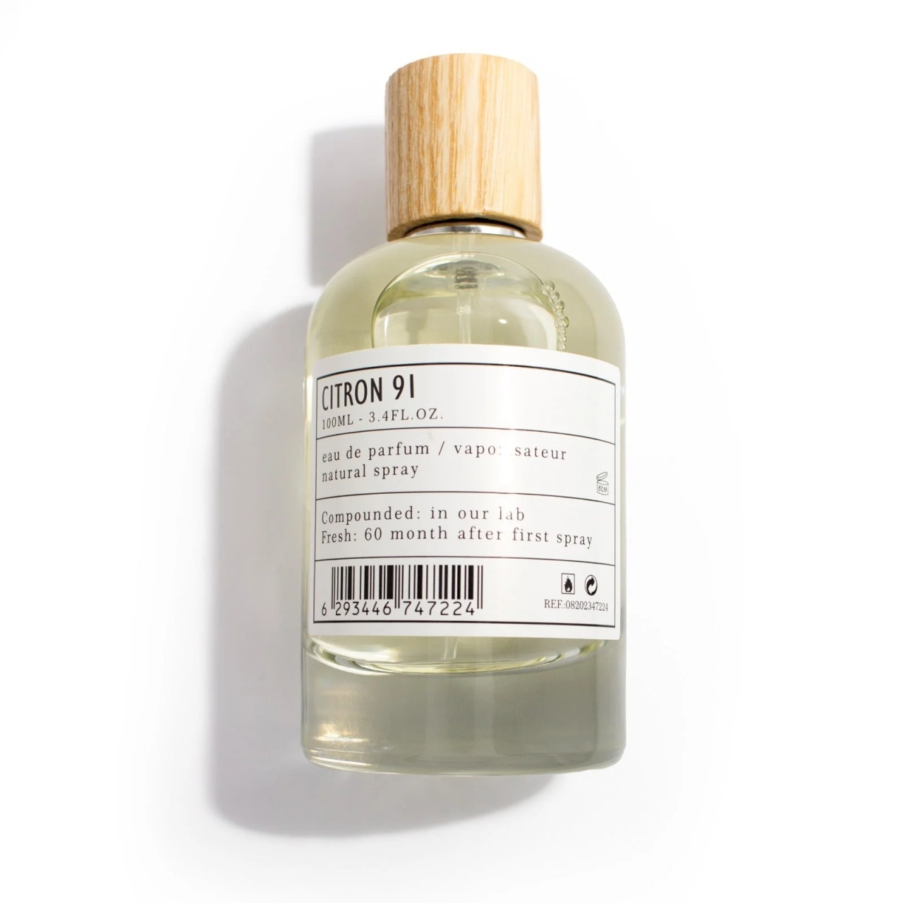 Flacon Citron 91 ARO-FAC Eau de Parfum 100 ml pe fundal alb cu lichid galben pal și capac din lemn