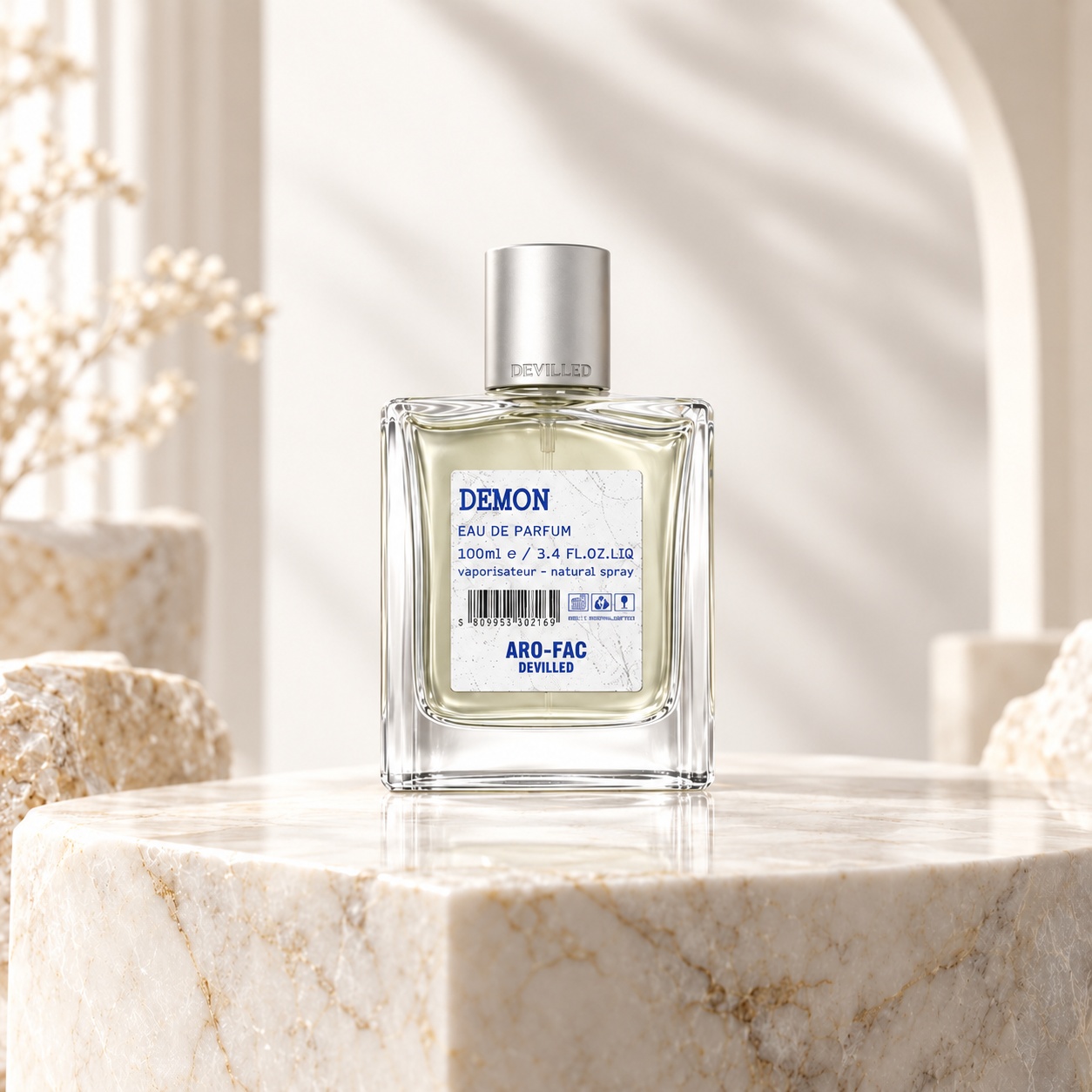 Flacon Demon ARO-FAC parfum bărbătesc 100 ml cu lichid deschis la culoare etichetă albastră și capac argintiu