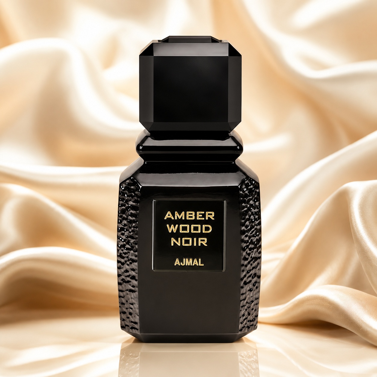 Flacon Ajmal Amber Wood Noir 100 ml negru lucios cu capac fațetat și etichetă aurie