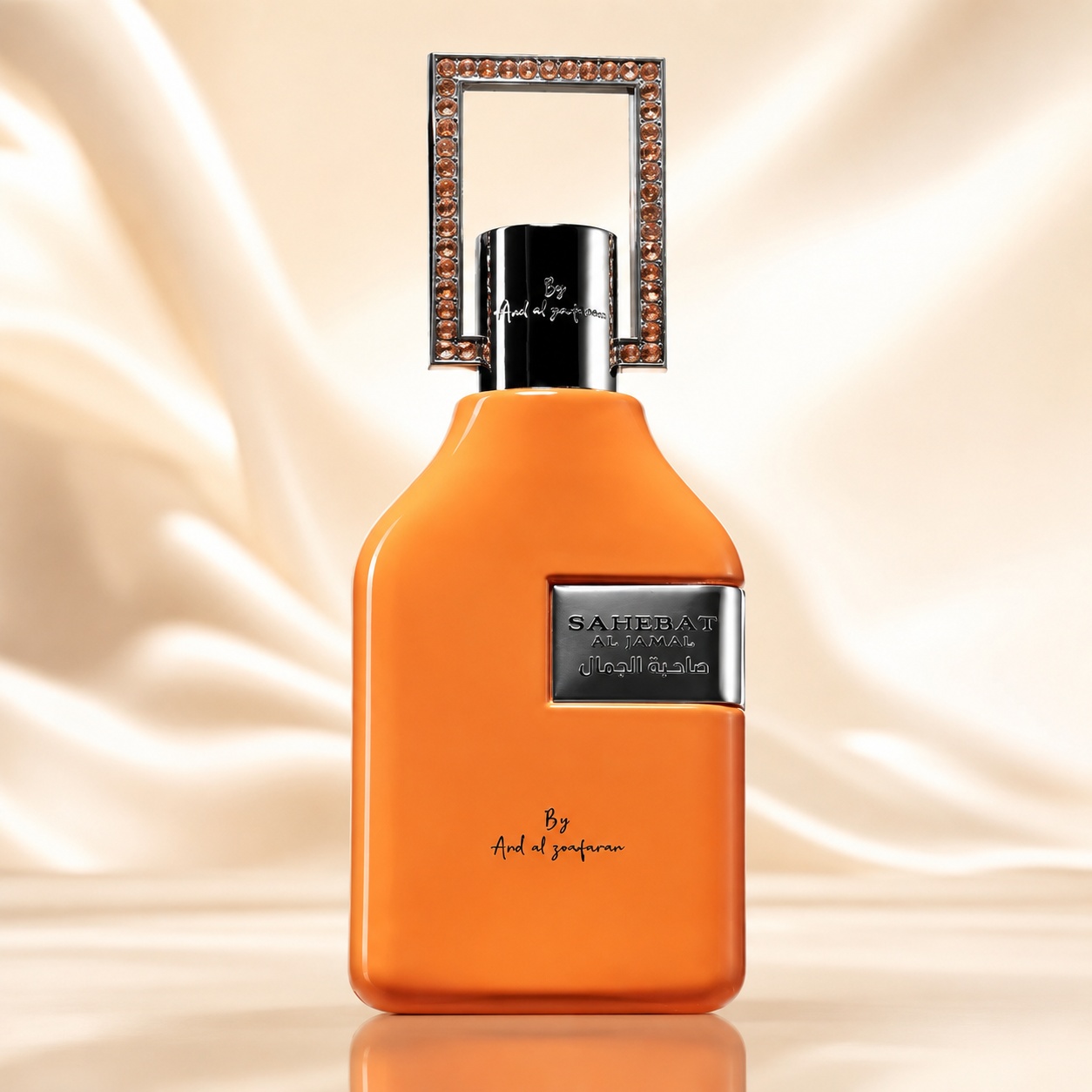 Sticlă parfum Sahebat Al Jamal Ard Al Zaafaran 70 ml portocalie cu capac negru și detalii strălucitoare