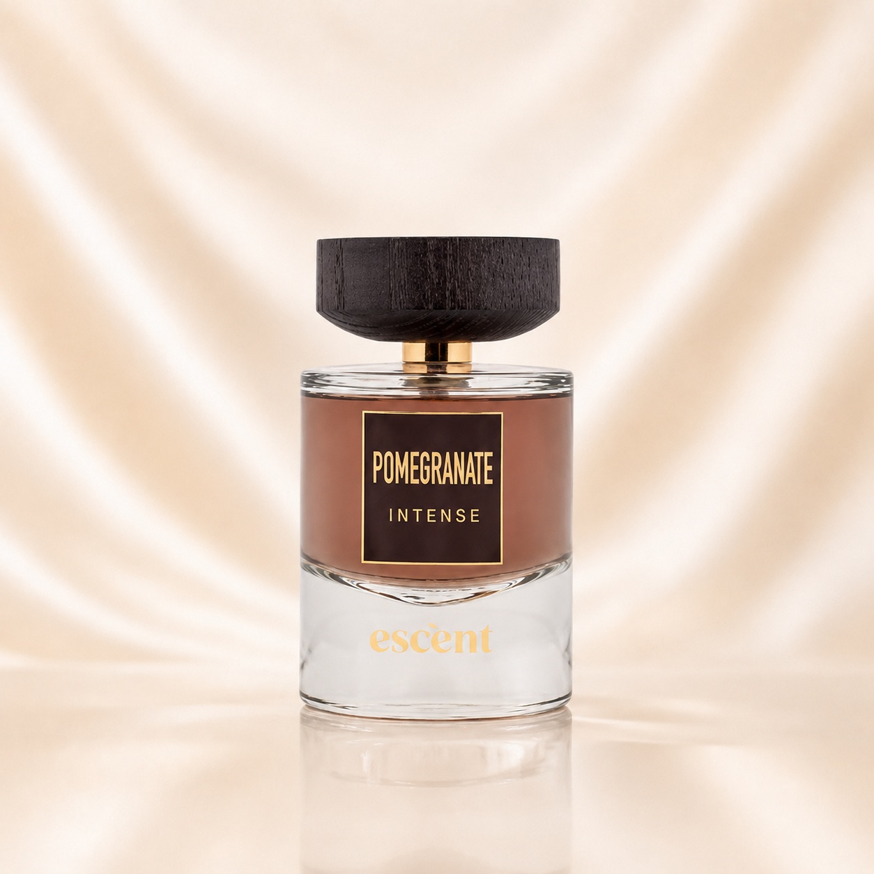 Sticlă parfum Escent Pomegranate Intense 100 ml cu lichid brun roșcat, etichetă elegantă și capac negru texturat