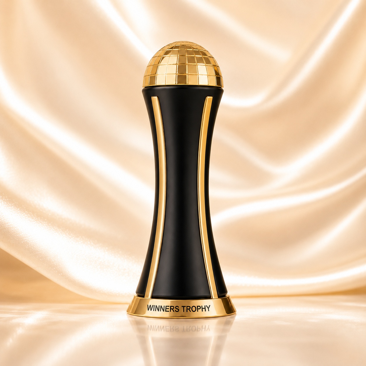 Sticlă parfum Lattafa Pride Winners Trophy Gold 100 ml neagră cu detalii aurii și capac rotund tip trofeu